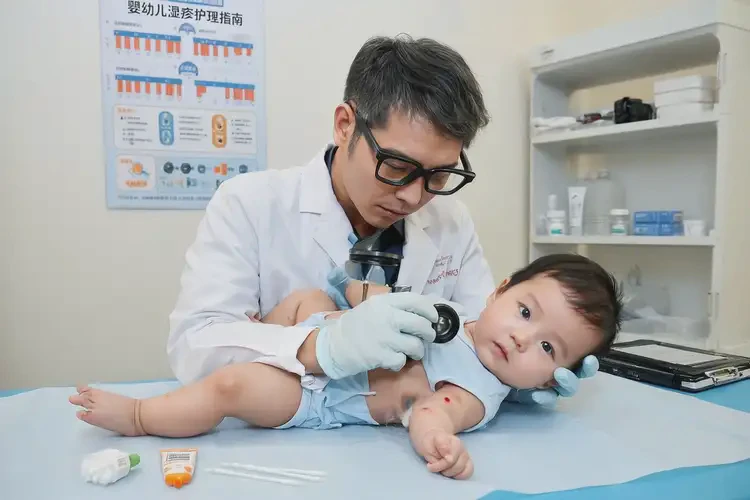 寶寶全身偶爾長濕疹能夠徹底治愈嗎(圖1)