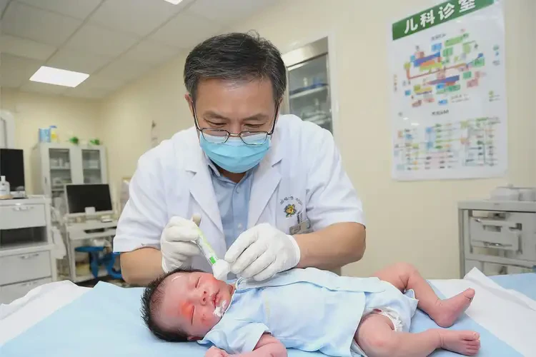 新生儿屁股上长湿疹不管它会自己好吗(图1)