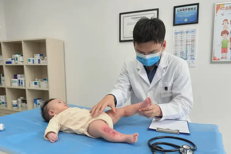 嬰兒大腿上出現(xiàn)濕疹可不可以根治(圖2)