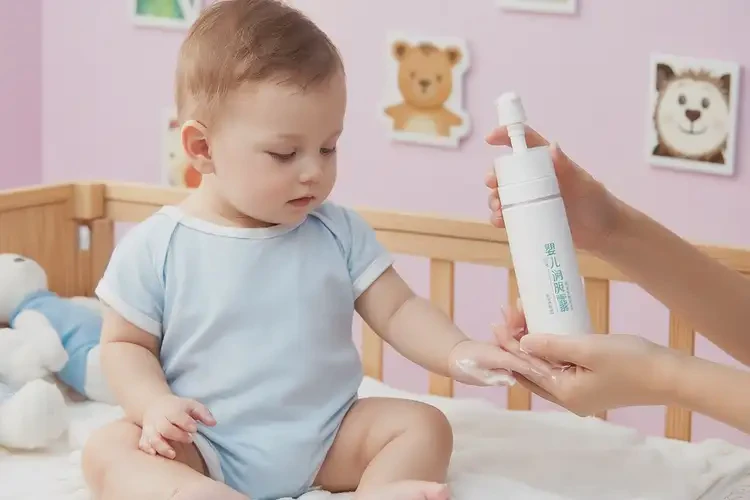 嬰兒脖子上出現(xiàn)濕疹能夠徹底治愈嗎(圖3)