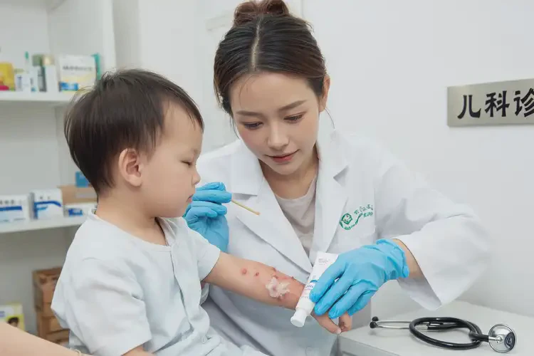 小孩屁股上出現(xiàn)濕疹能夠徹底治愈嗎(圖2)