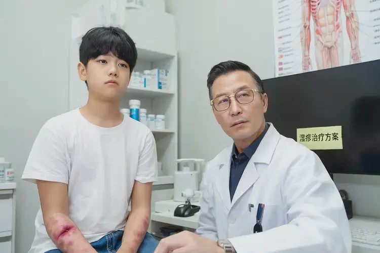 青少年手臂上長(zhǎng)濕疹不管它會(huì)自己好嗎(圖2)