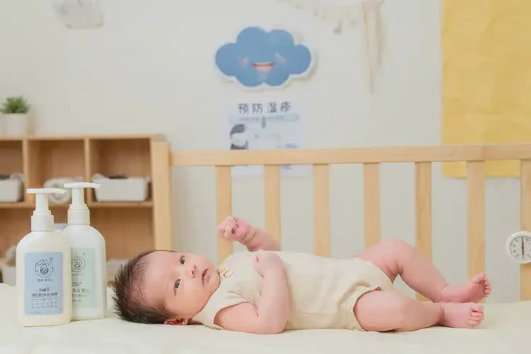 新生兒大腿上偶爾長(zhǎng)濕疹不管它會(huì)自己好嗎(圖1)