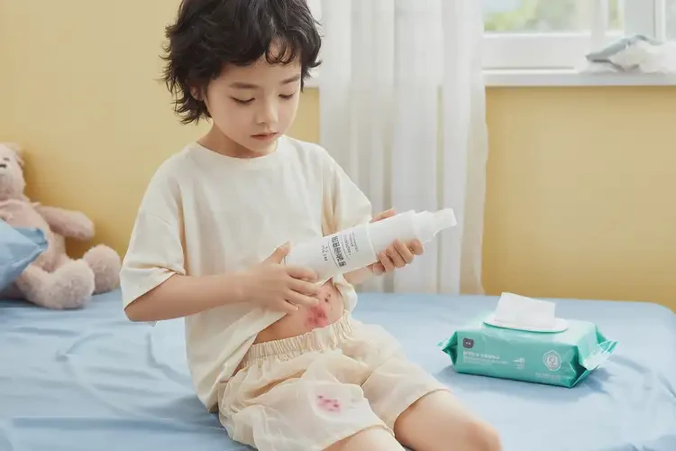 兒童肚子上偶爾起濕疹不管它會(huì)自己自愈嗎(圖1)