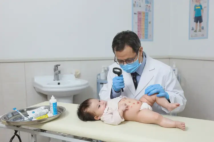 嬰兒肚子上偶爾長濕疹可以治好嗎(圖2)