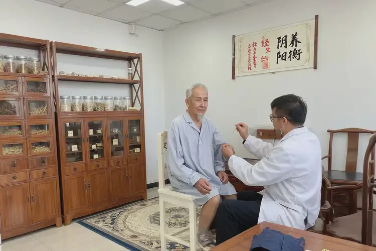 老年人身上經(jīng)常長(zhǎng)濕疹可不可以根治(圖1)