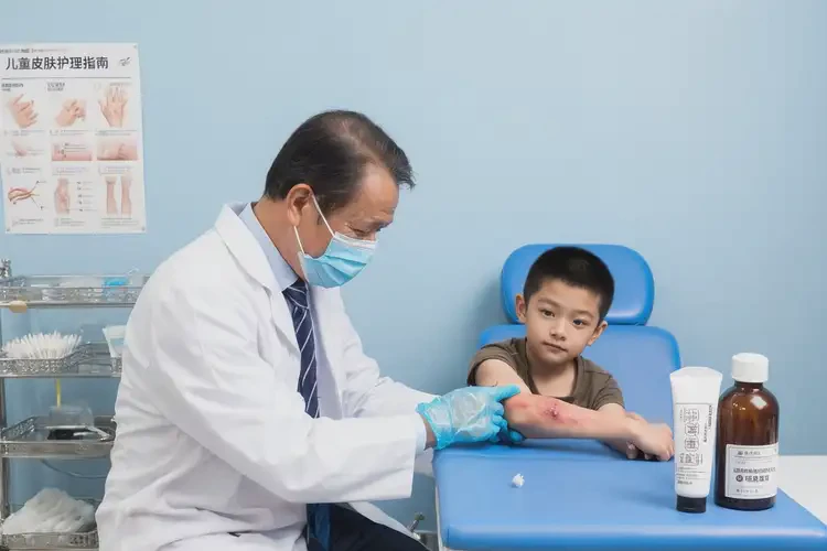 兒童手臂上經常起濕疹不管它會自己痊愈嗎(圖1)