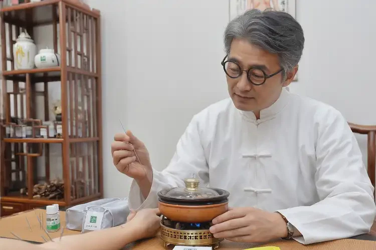 女性四肢容易長(zhǎng)濕疹可不可以根治(圖1)