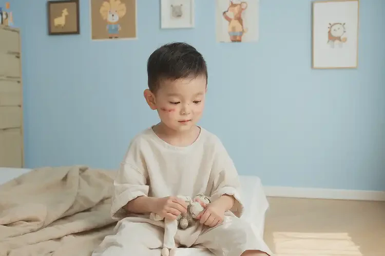 孩子脖子起濕疹可不可以根治(圖2)