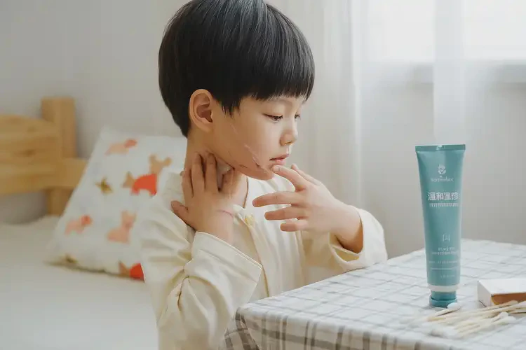 孩子脖子上长湿疹不管它会自己好吗(图2)