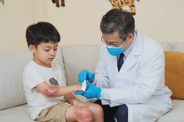 孩子四肢起濕疹不管它會自己痊愈嗎(圖2)