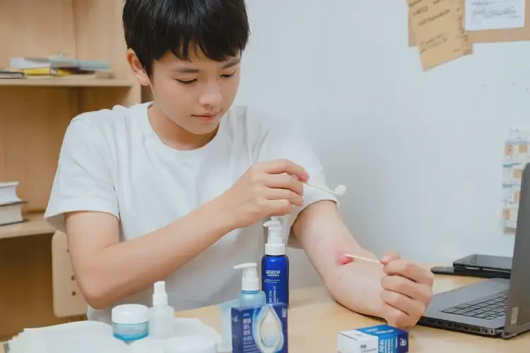 大學(xué)生手臂上出現(xiàn)濕疹不管它會自己痊愈嗎(圖1)