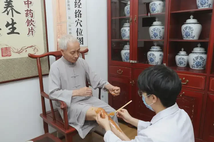 老年人小腿上容易長濕疹可不可以根治(圖1)