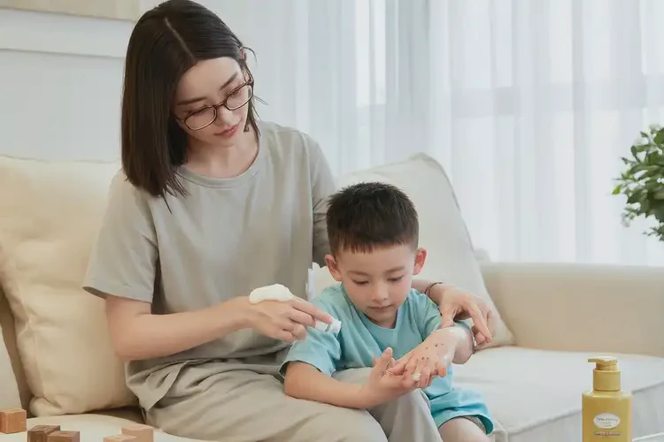 小孩手上长湿疹可以治好吗(图2)