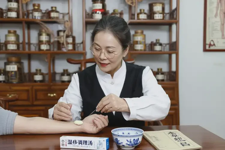 女人脖子經(jīng)常起濕疹能不能根治(圖1)