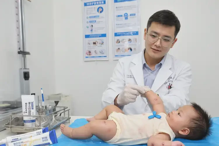 嬰兒全身容易起濕疹不管它會(huì)自己痊愈嗎(圖3)