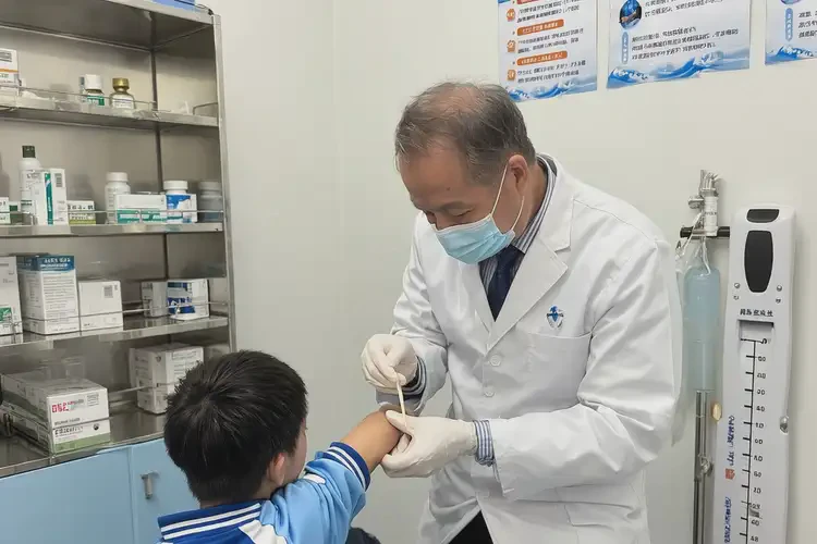 小學(xué)生四肢偶爾起濕疹可不可以根治(圖3)