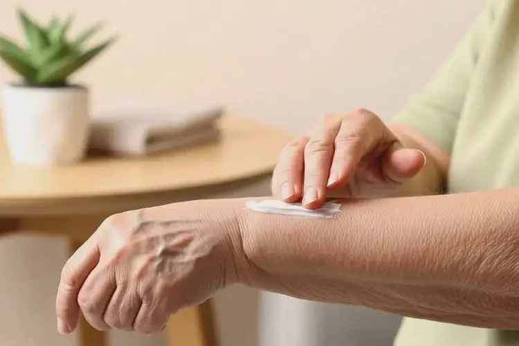 老人手臂上出現(xiàn)濕疹可不可以根治(圖4)