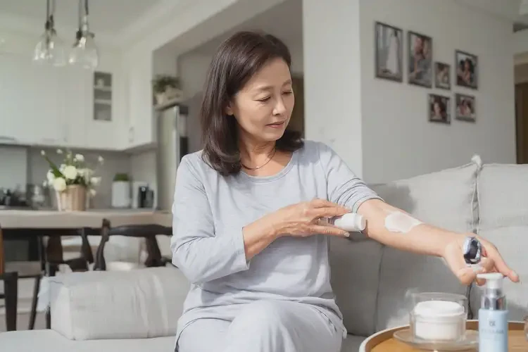 產(chǎn)婦手臂上偶爾起濕疹可不可以根治(圖2)