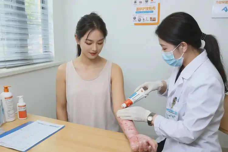 女性手臂出濕疹可以徹底自愈嗎(圖2)