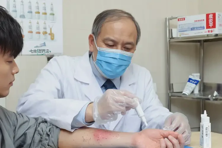 男人手上偶爾起濕疹能不能根治(圖3)