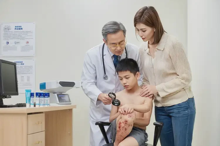 少兒小腿上偶爾長(zhǎng)濕疹能靠自己自愈嗎(圖1)