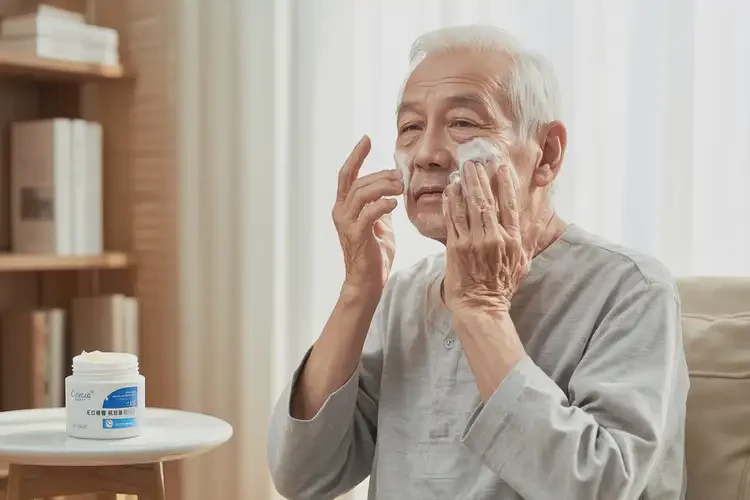 高齡老人臉上出濕疹可不可以根治(圖2)