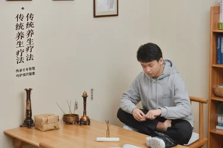 大學(xué)生小腿上偶爾起濕疹可不可以根治(圖1)