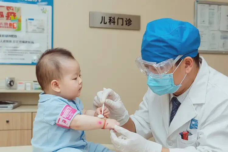 寶寶手上經(jīng)常長濕疹不管它會(huì)自己痊愈嗎(圖3)