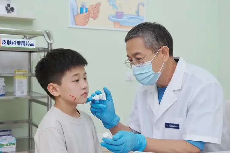 孩子脖子上长湿疹不管它会自己好吗(图3)