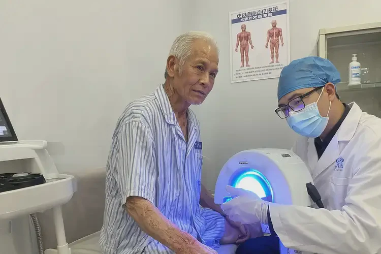 老人大腿长湿疹可不可以根治(图1)