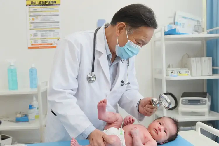 新生兒小腿上出濕疹不管它會(huì)自己自愈嗎(圖1)