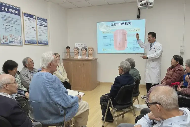 老人臉上容易長濕疹能徹底自愈嗎(圖1)