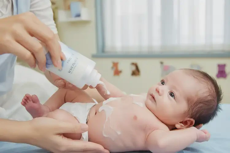 新生兒肚子上長濕疹不管它會(huì)自己痊愈嗎(圖1)