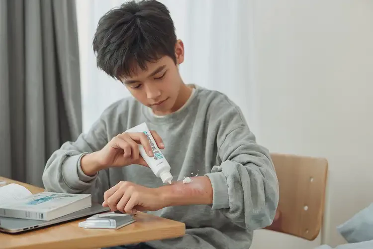 大学生手臂长湿疹能不能彻底自愈(图1)