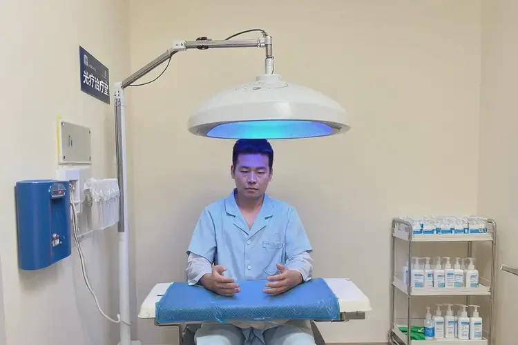 青年人手上經(jīng)常起濕疹可不可以根治(圖1)