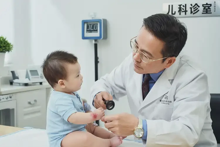 宝宝四肢偶尔起湿疹不管它会自己好吗(图1)