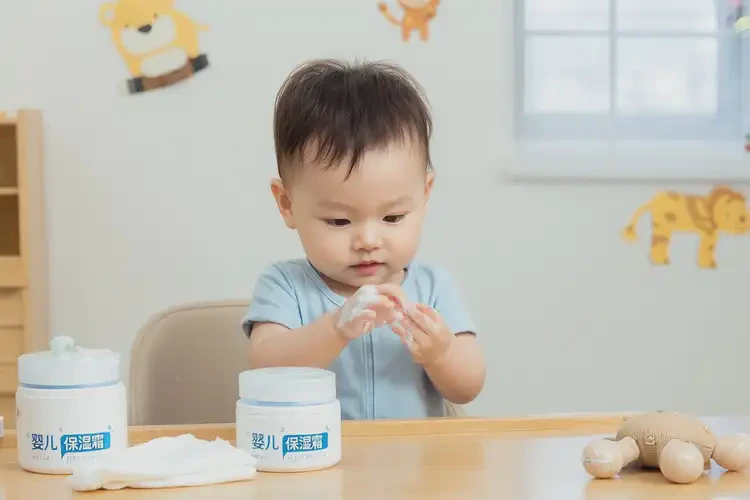 寶寶手上經(jīng)常長濕疹不管它會(huì)自己痊愈嗎(圖2)