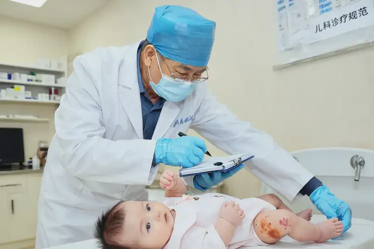 嬰兒小腿偶爾起濕疹可以治好嗎(圖2)