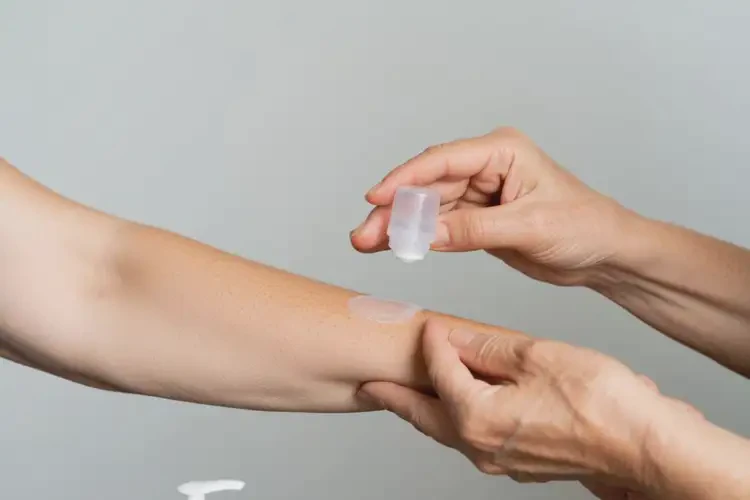 老年人手臂上出现湿疹可不可以根治(图1)