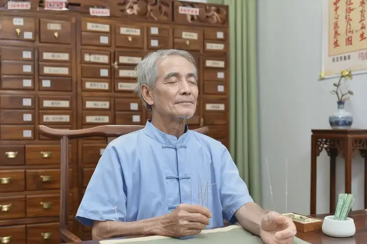 老年人面部起濕疹可不可以根治(圖1)