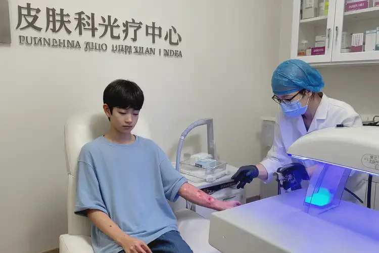 青年人手臂上經(jīng)常長濕疹可不可以根治(圖1)