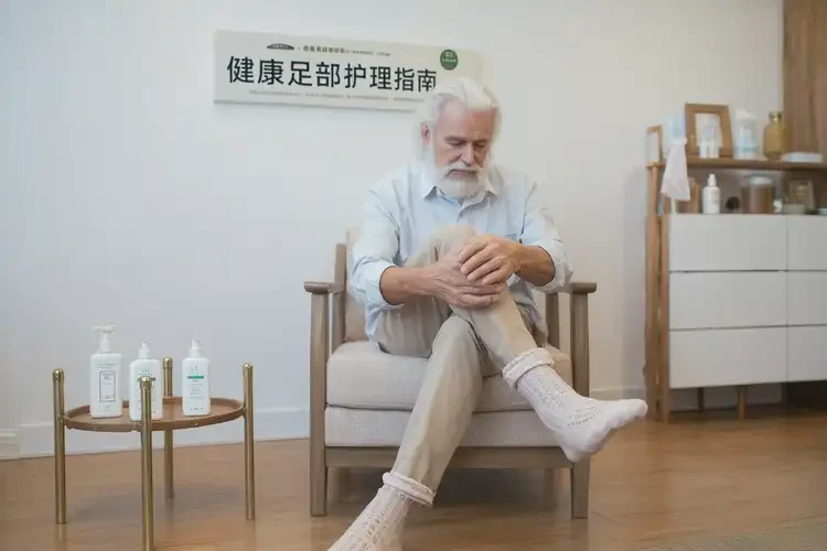 老年人脚上经常长湿疹可不可以根治(图2)