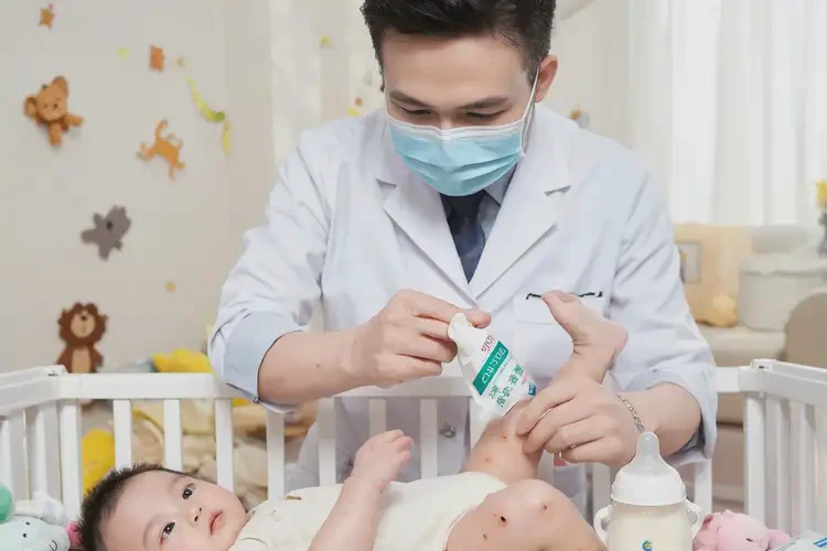 寶寶四肢容易長(zhǎng)濕疹可以治好嗎(圖3)