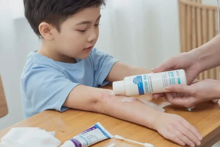 小孩手臂偶爾起濕疹可以治好嗎(圖2)