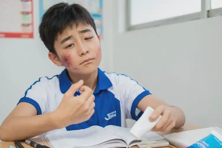 中學生手上出現(xiàn)濕疹能夠徹底治愈嗎(圖2)