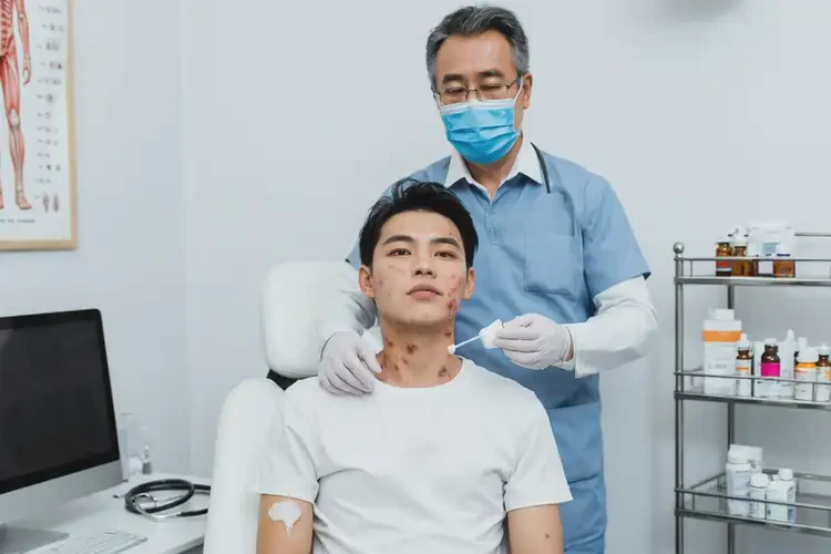 青年人脖子上長(zhǎng)濕疹能夠徹底治愈嗎(圖3)