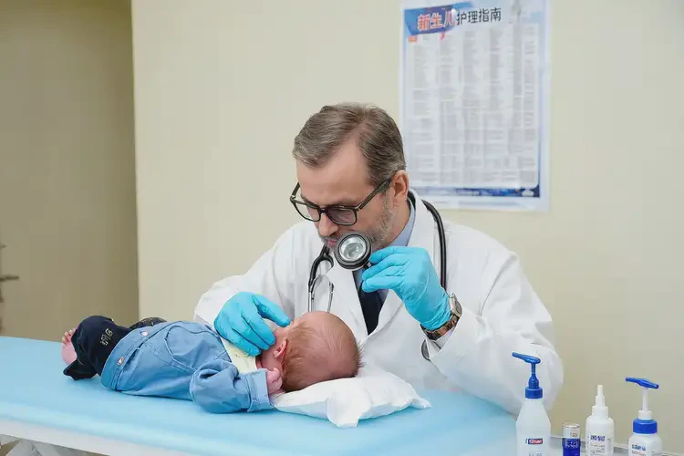 嬰兒脖子上偶爾長濕疹可以治好嗎(圖2)