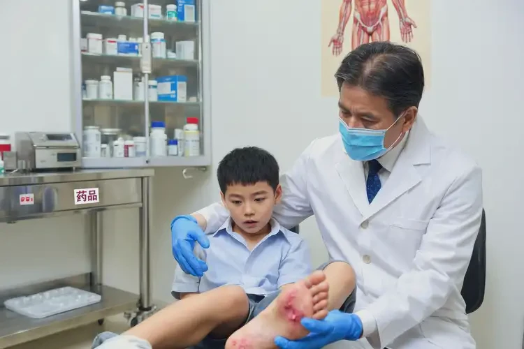 小孩腳上起濕疹不管它會(huì)自己自愈嗎(圖2)