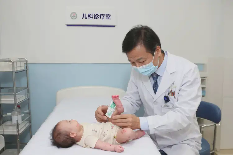 嬰兒小腿上經(jīng)常長濕疹可以治好嗎(圖3)